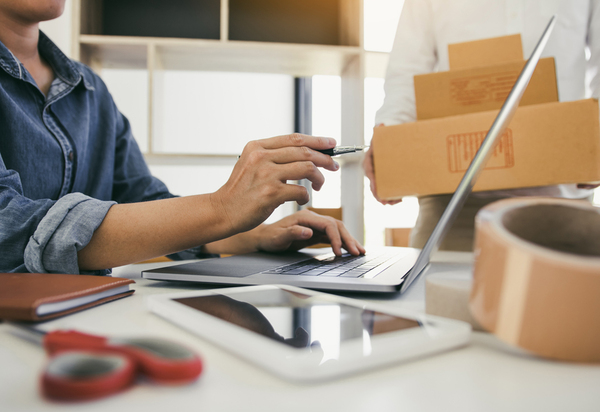Más que entregar paquetes: cómo funciona un servicio ideal de mensajería y domicilios